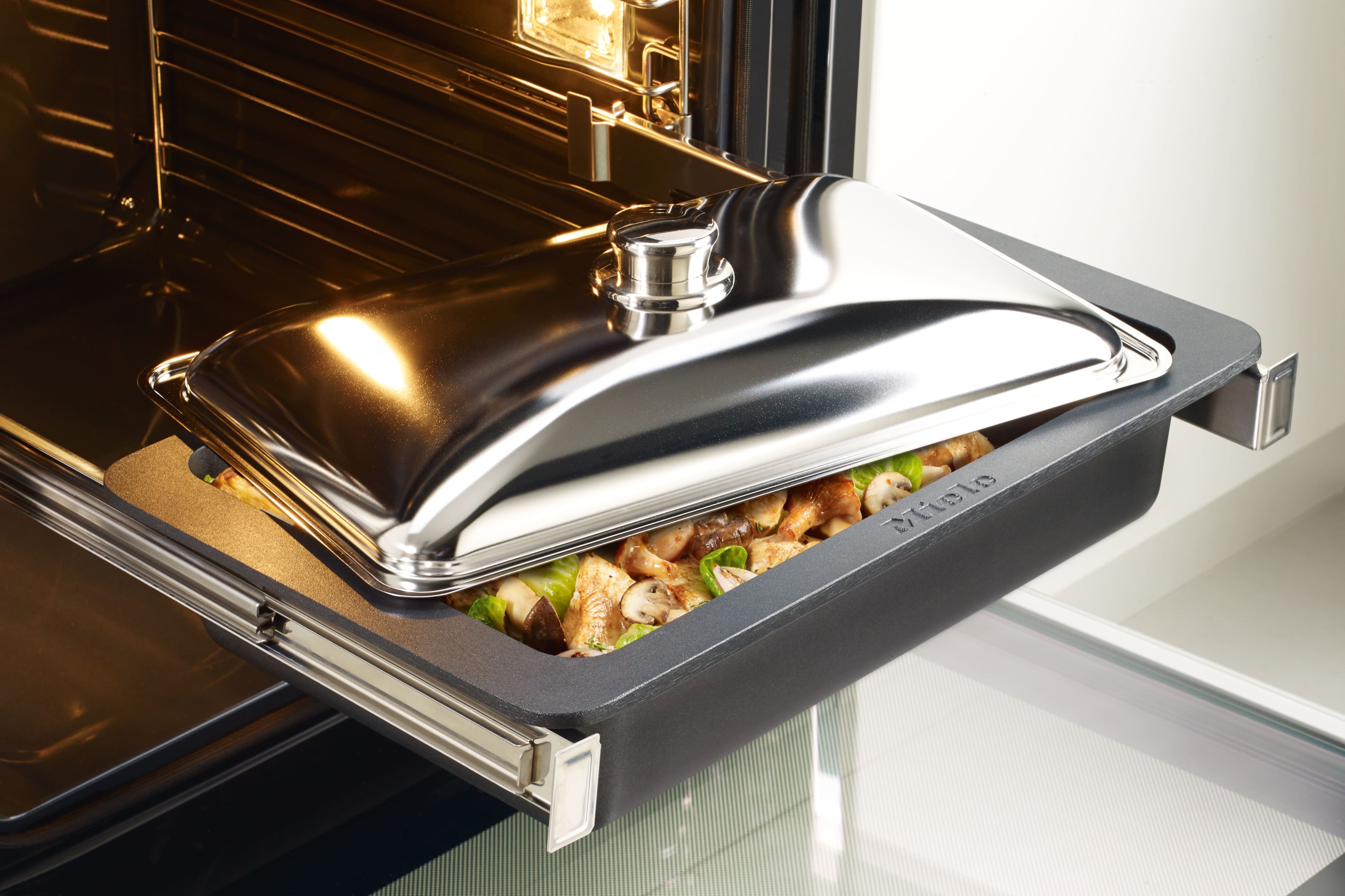 Pek├í─Źe Gourmet k induk─Źn├şmu va┼Öen├ş Miele HUB 5001-M
