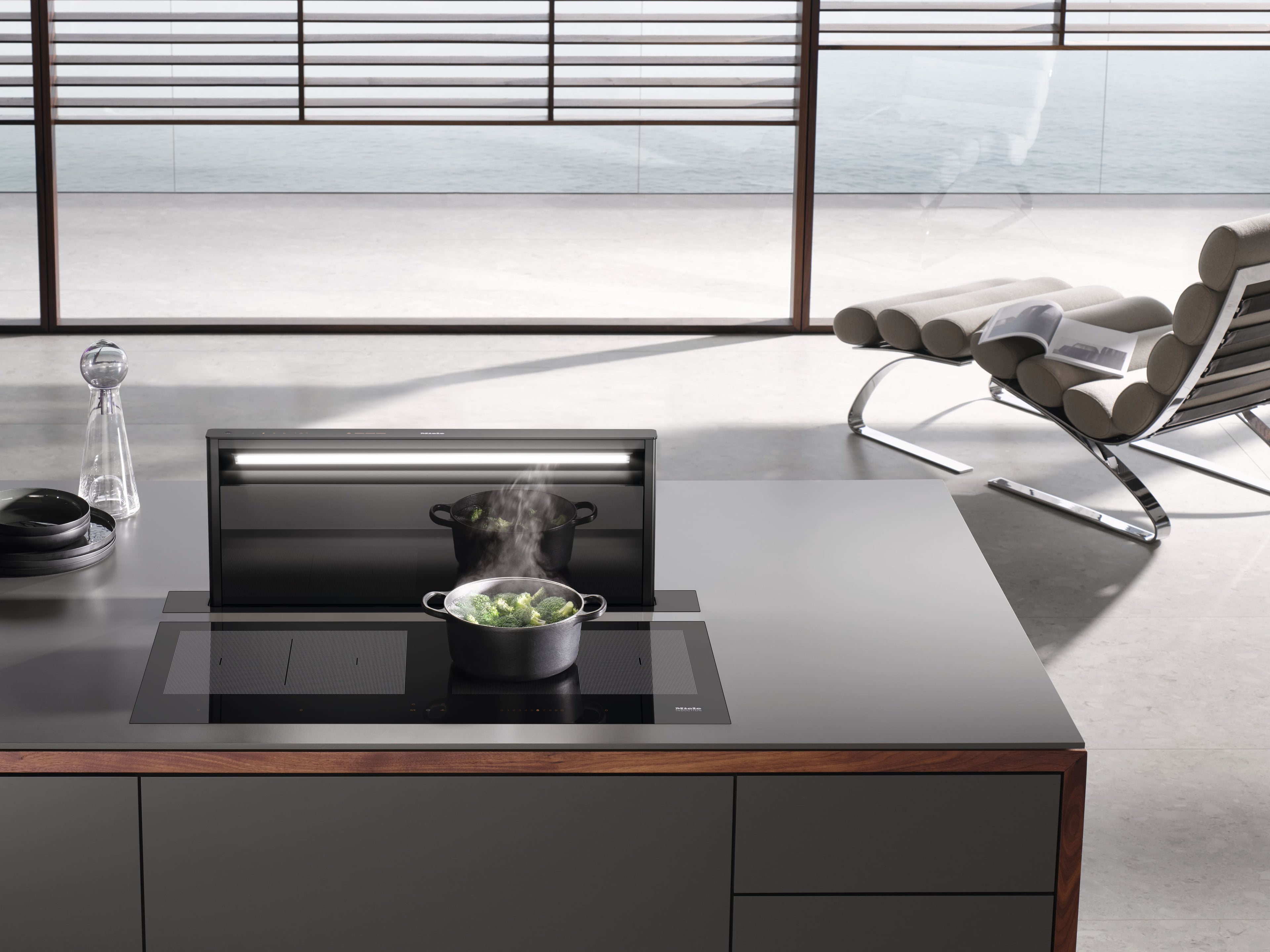 Výsuvný odsávač par Miele DAD 4841 Black Levantar