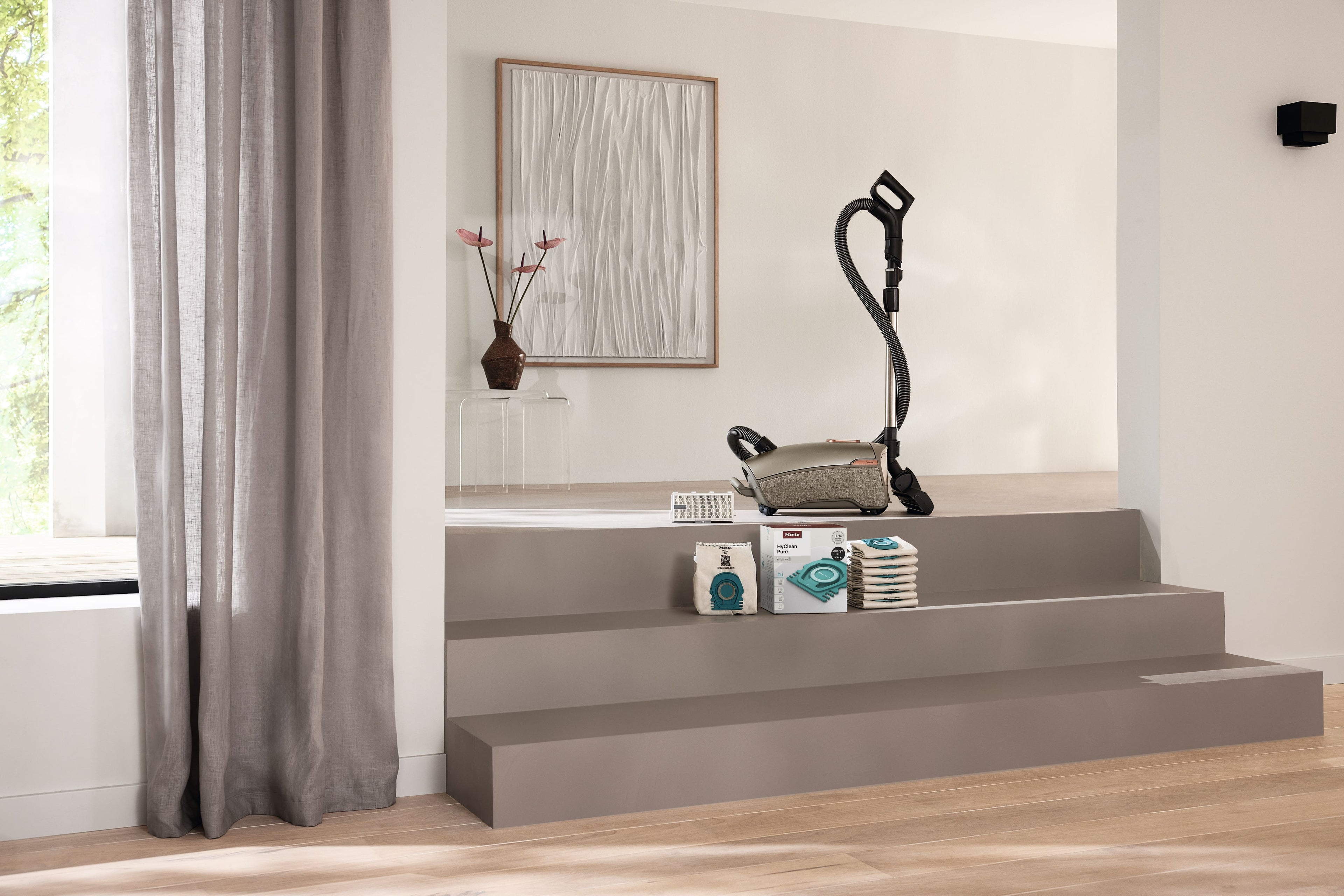 8 prachových sáčků a filtr HEPA za speciální cenu Miele TU Allergy XL HyClean Pure
