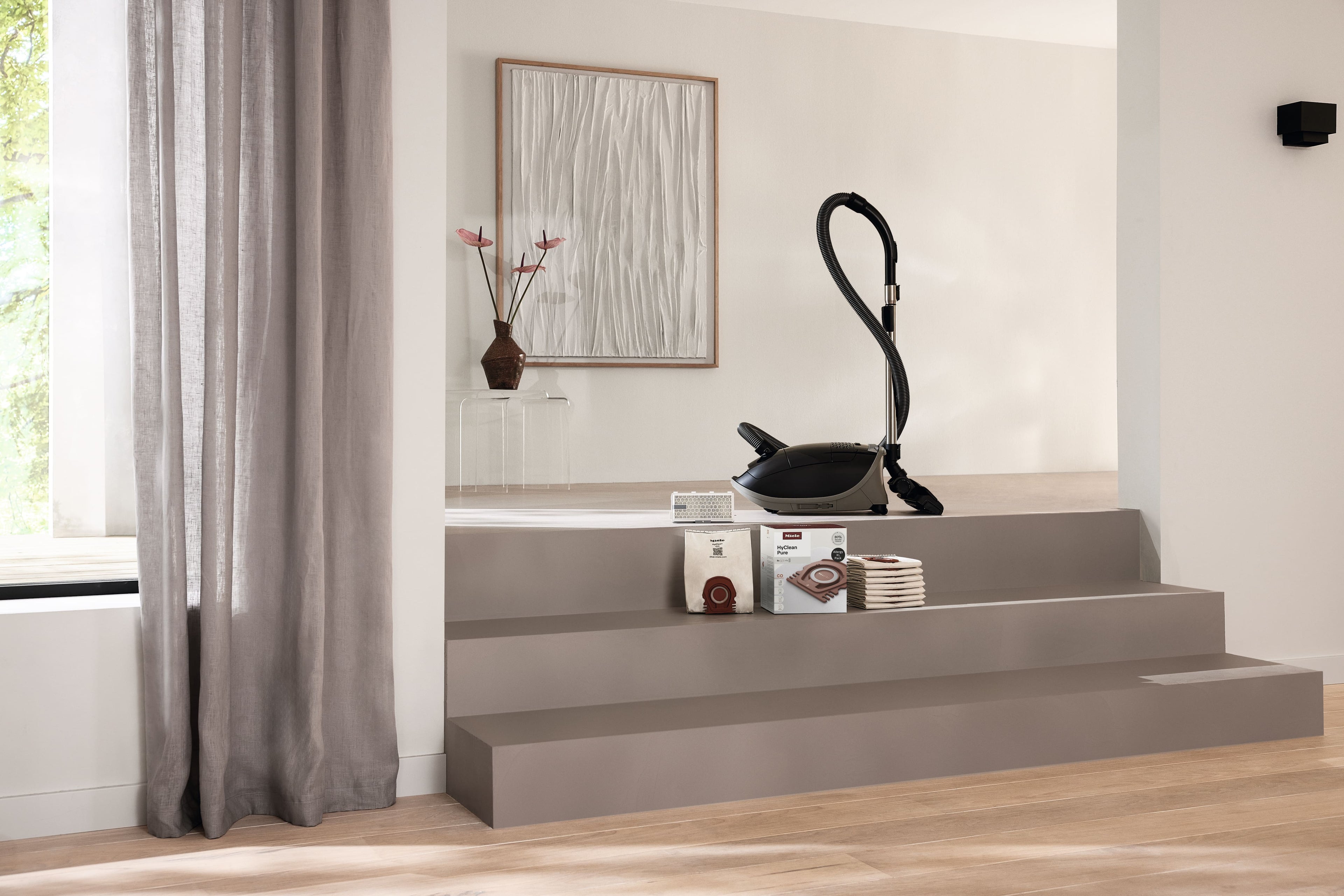 8 prachových sáčků a filtr HEPA za speciální cenu Miele CO Allergy XL HyClean Pure