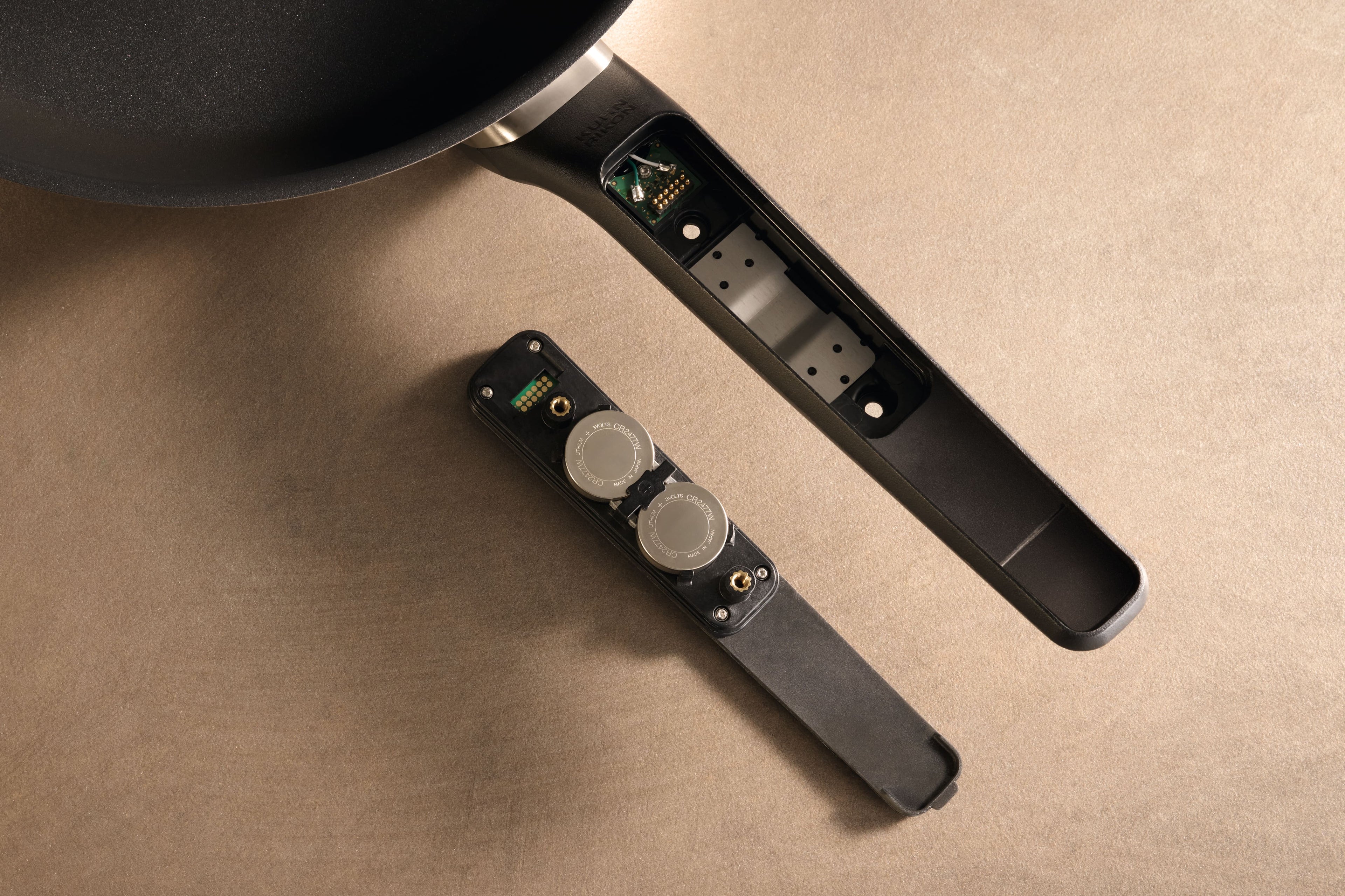 P├ínev M Sense (28 cm) s nep┼Öilnav├Żm povrchem Miele KMBP 8528