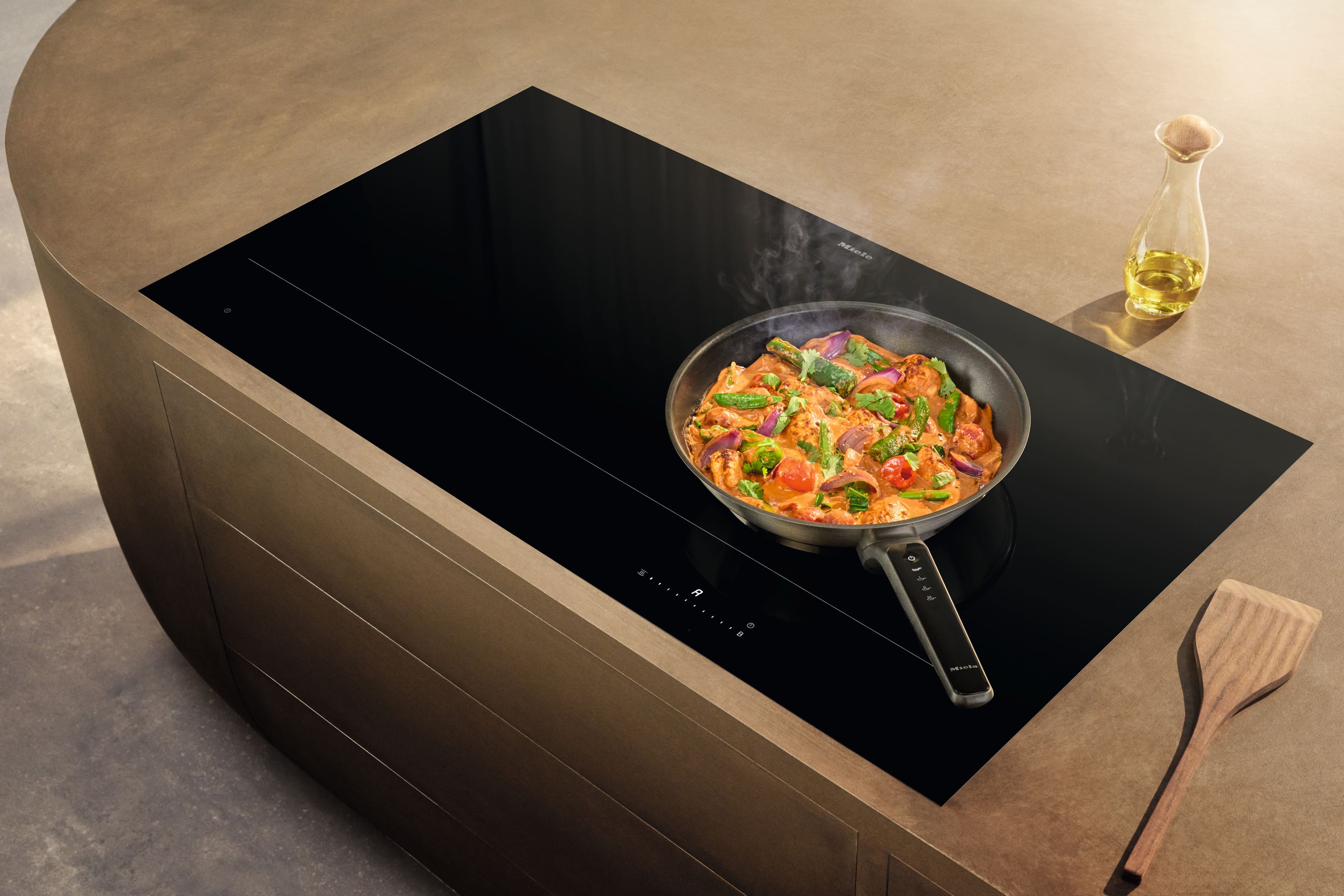 P├ínev M Sense (28 cm) s nep┼Öilnav├Żm povrchem Miele KMBP 8528