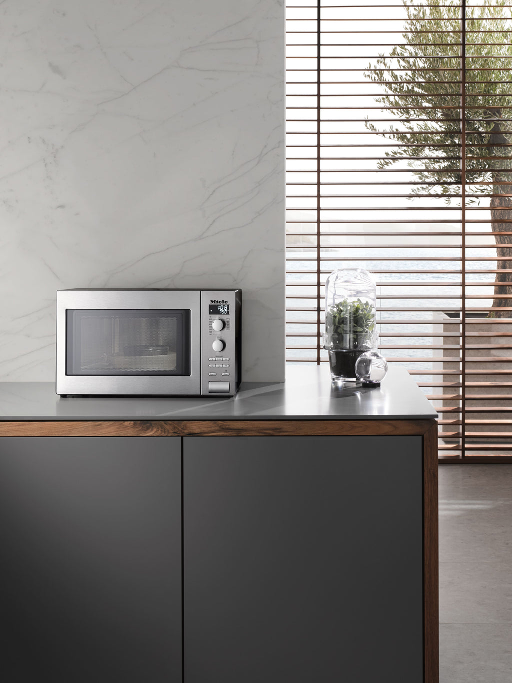 Volně stojící mikrovlnná trouba Miele M 6012 SC