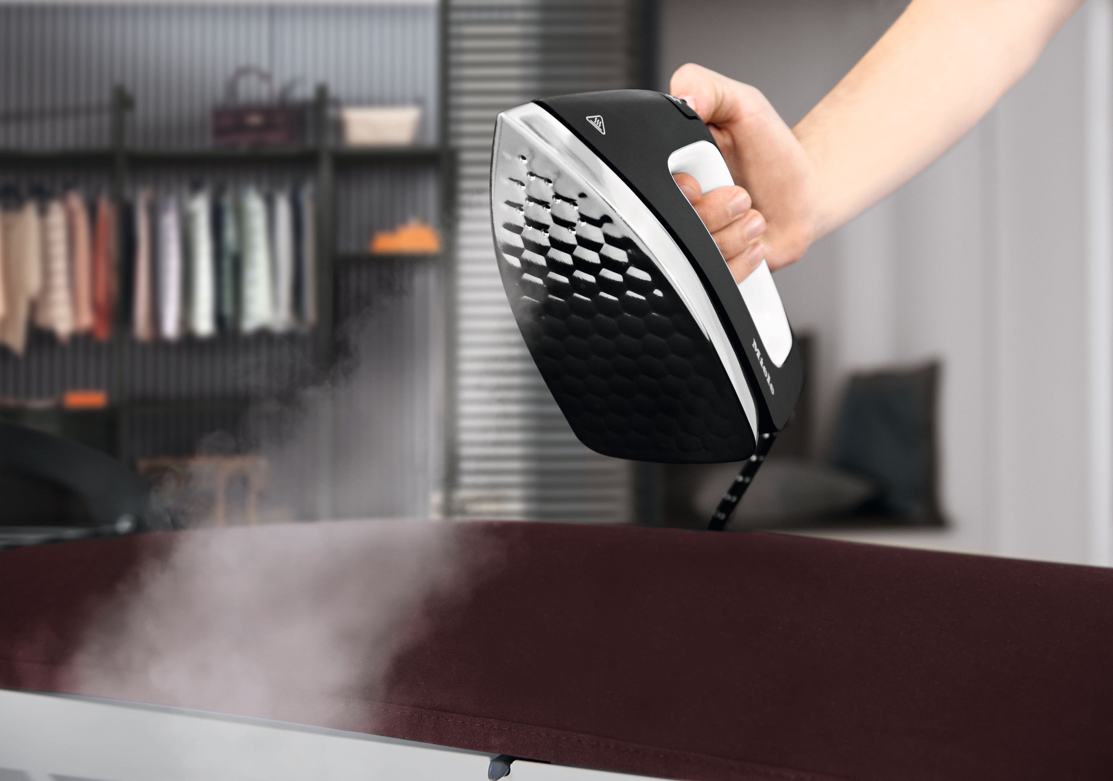 Parní žehlicí systém Miele B 4847 FashionMaster